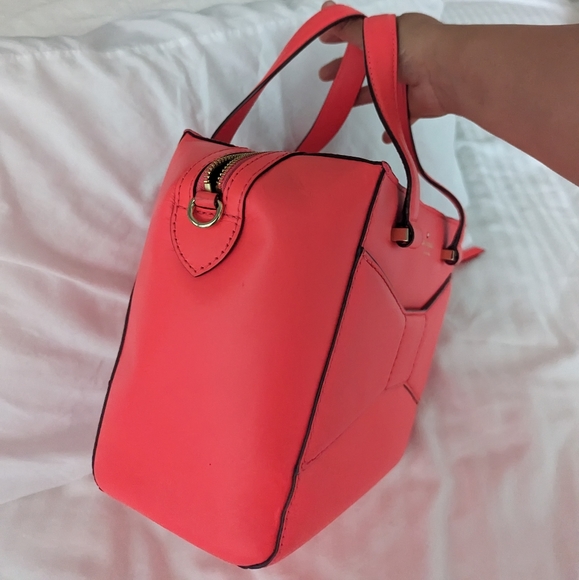 Kate Spade bow tote 🩷🖤 Limited time 60$ 🖤🩷 - Picture 5 of 12